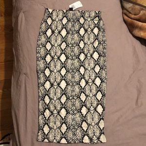 Cute high waisted snake skin pencil skirt 🐍